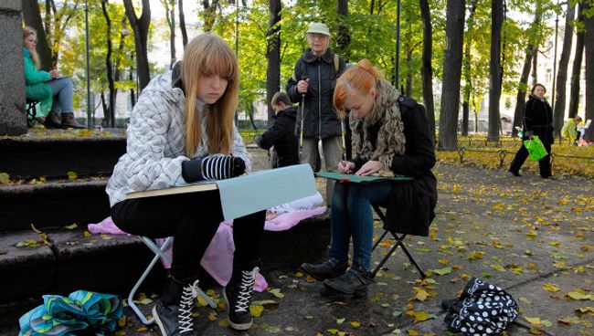 Дети с мольбертами в парке Дети с мольбертами в парке