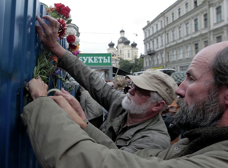 Градозащитники почтили память дома Рогова минутой молчания Градозащитники почтили память дома Рогова минутой молчания