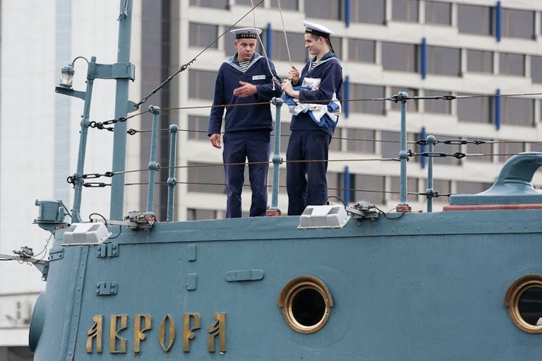 Поднятие флага на крейсере Аврора 