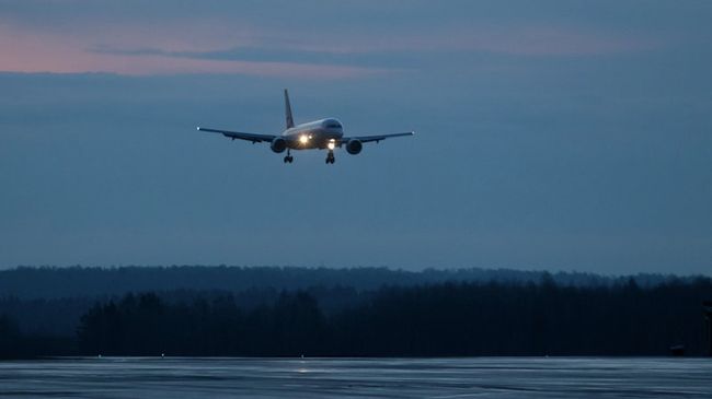 Самолет садится в аэропорту Томск Самолет садится в аэропорту Томск