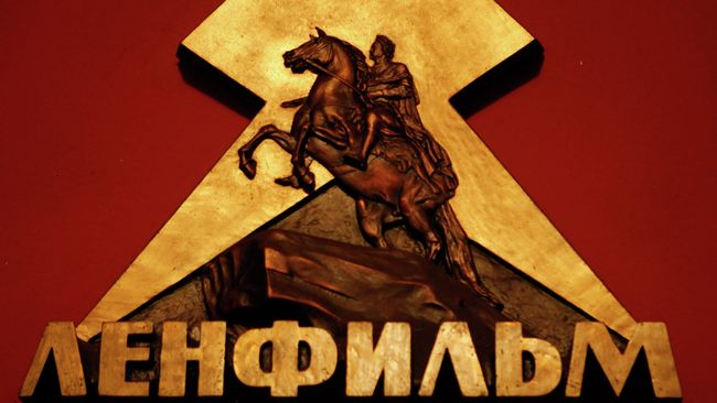Эмблема Ленфильма в главном здании киностудии. Архивное фото Эмблема Ленфильма в главном здании киностудии. Архивное фото