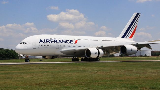 Самолет Airbus 380 (A380, авиакомпания Air France). Архивное фото Самолет Airbus 380 (A380, авиакомпания Air France). Архивное фото
