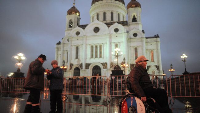 Очередь верующих к поясу Пресвятой Богородицы в храме Христа Спасителя Очередь верующих к поясу Пресвятой Богородицы в храме Христа Спасителя