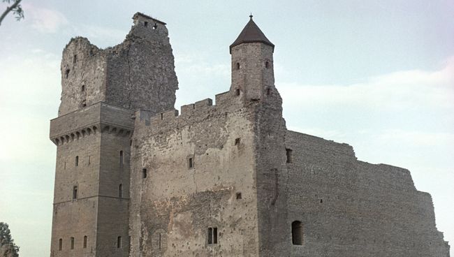 Развалины шведской крепости XVI века на берегу реки Наровы. Архивное фото