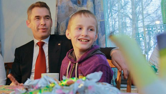 Уполномоченный при Президенте РФ по правам ребенка Павел Астахов навестил Артема Савельева. Архив