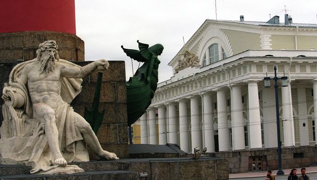 Здание Биржи на Стрелке Васильевского острова в Петербурге. Архивное фото