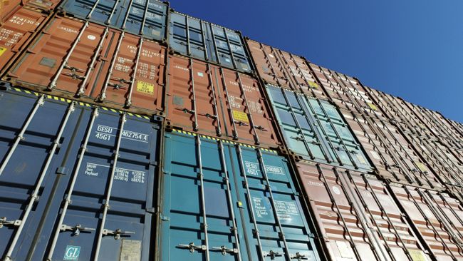 Контейнеры на международном грузовом терминале