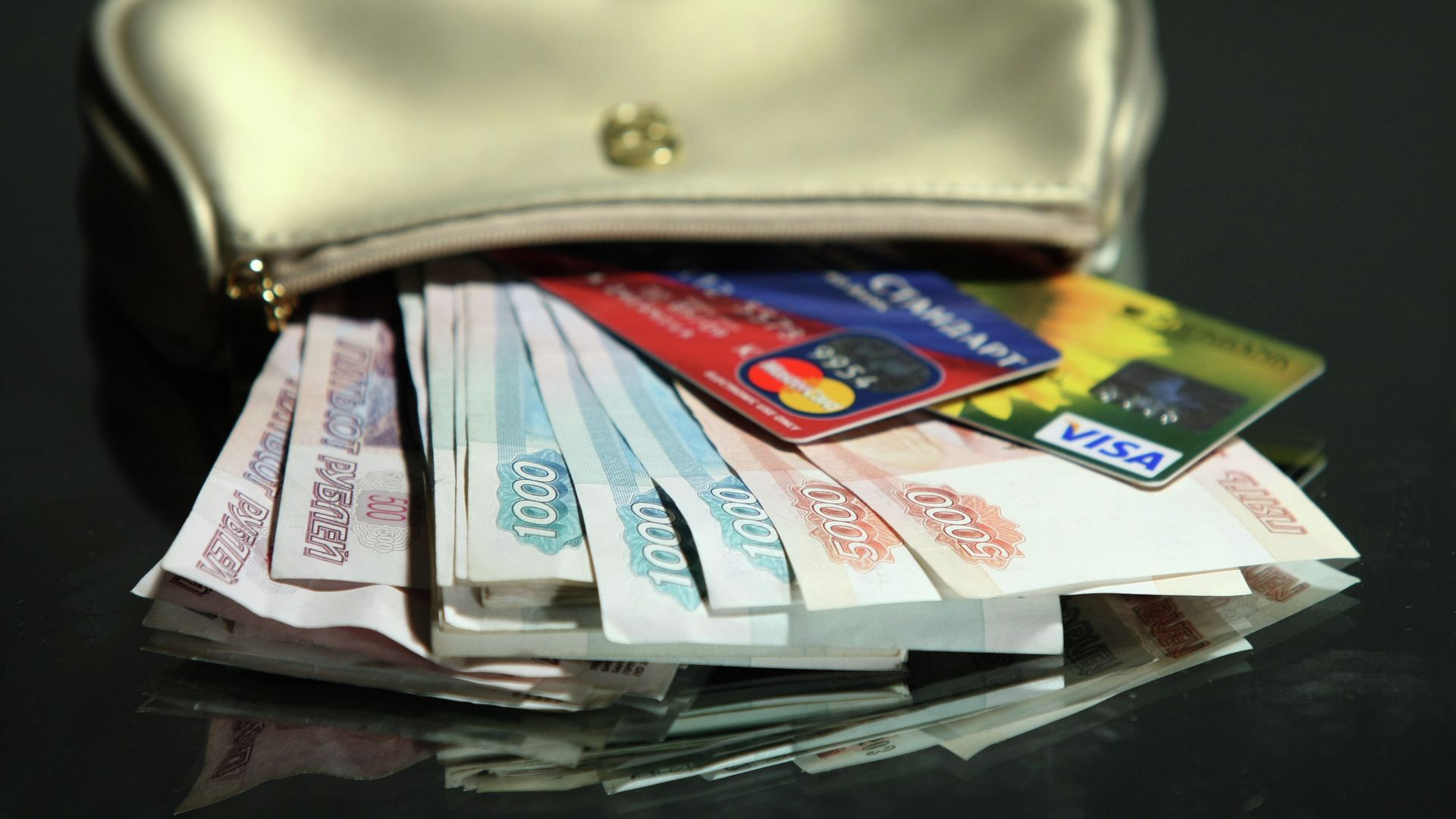 Купюры разного номинала и банковские карты Купюры разного номинала и банковские карты - РИА Новости, 1920, 15.04.2024
