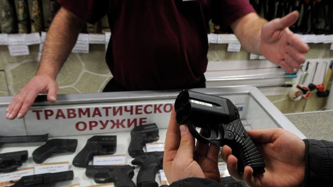 Работа магазина по продаже оружия. Архивное фото