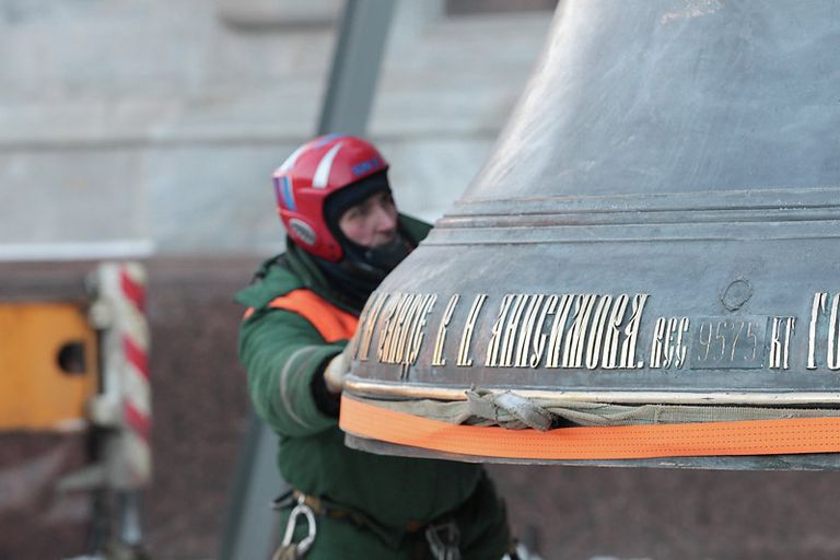 Установка колокола на Исаакиевском соборе Установка колокола на Исаакиевском соборе