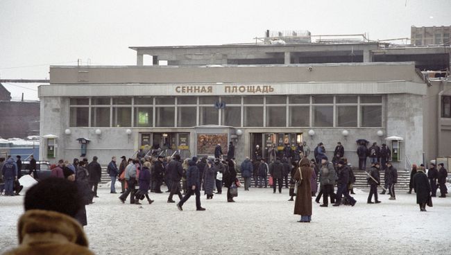 Станция метро Сенная площадь в Санкт-Петербурге. Архивное фото Станция метро Сенная площадь в Санкт-Петербурге. Архивное фото