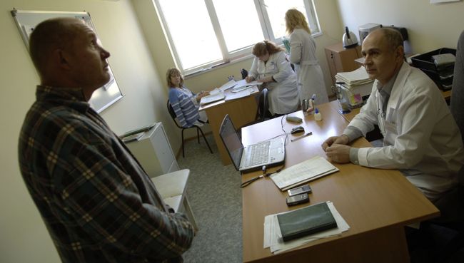 Прием у главного врача в наркологическом диспансере по лечению алкоголизма. Архивное фото Прием у главного врача в наркологическом диспансере по лечению алкоголизма. Архивное фото