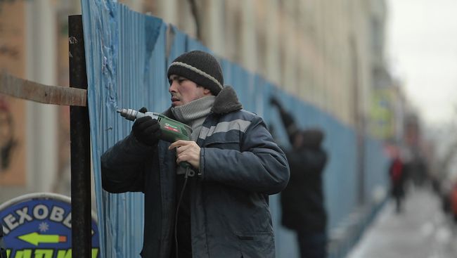 Демонтаж строительного забора вокруг Апраксина двора в Петербурге