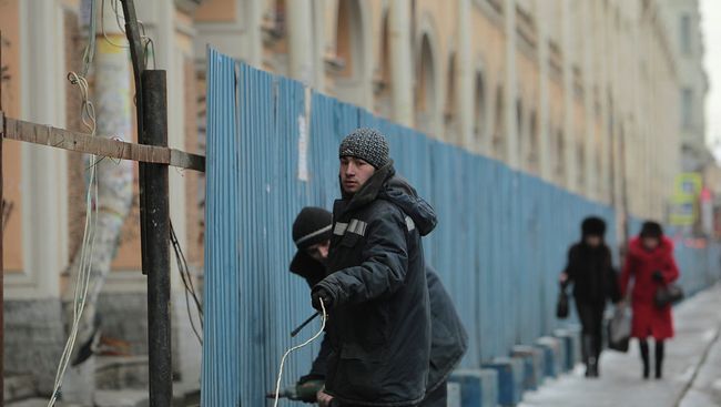 Демонтаж строительного забора вокруг Апраксина двора в Петербурге Демонтаж строительного забора вокруг Апраксина двора в Петербурге