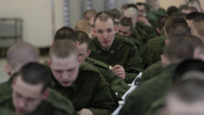 Солдаты в армейской столовой Солдаты в армейской столовой