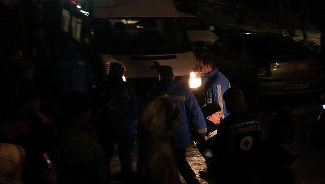 Сотрудники скорой помощи у дома на проспекте Наставников, где произошел пожар