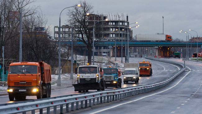Автомобили на трассе-дублере Дмитровского шоссе. Архив