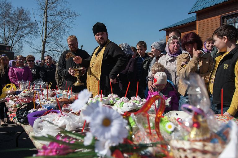 Освящение куличей и яиц в церкви святителя Петра Митрополита Московского в Петербурге Освящение куличей и яиц в церкви святителя Петра Митрополита Московского в Петербурге