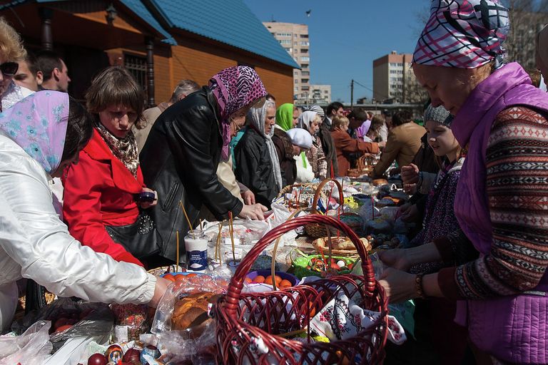 Освящение куличей и яиц в церкви святителя Петра Митрополита Московского в Петербурге Освящение куличей и яиц в церкви святителя Петра Митрополита Московского в Петербурге