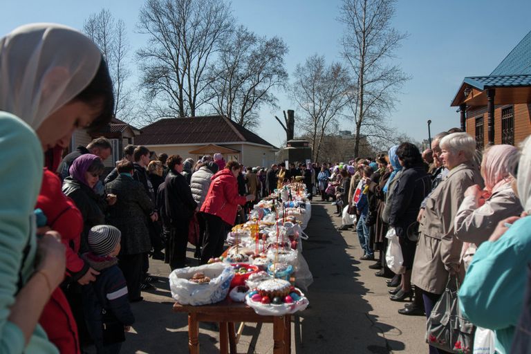 Освящение куличей и яиц в церкви святителя Петра Митрополита Московского в Петербурге Освящение куличей и яиц в церкви святителя Петра Митрополита Московского в Петербурге