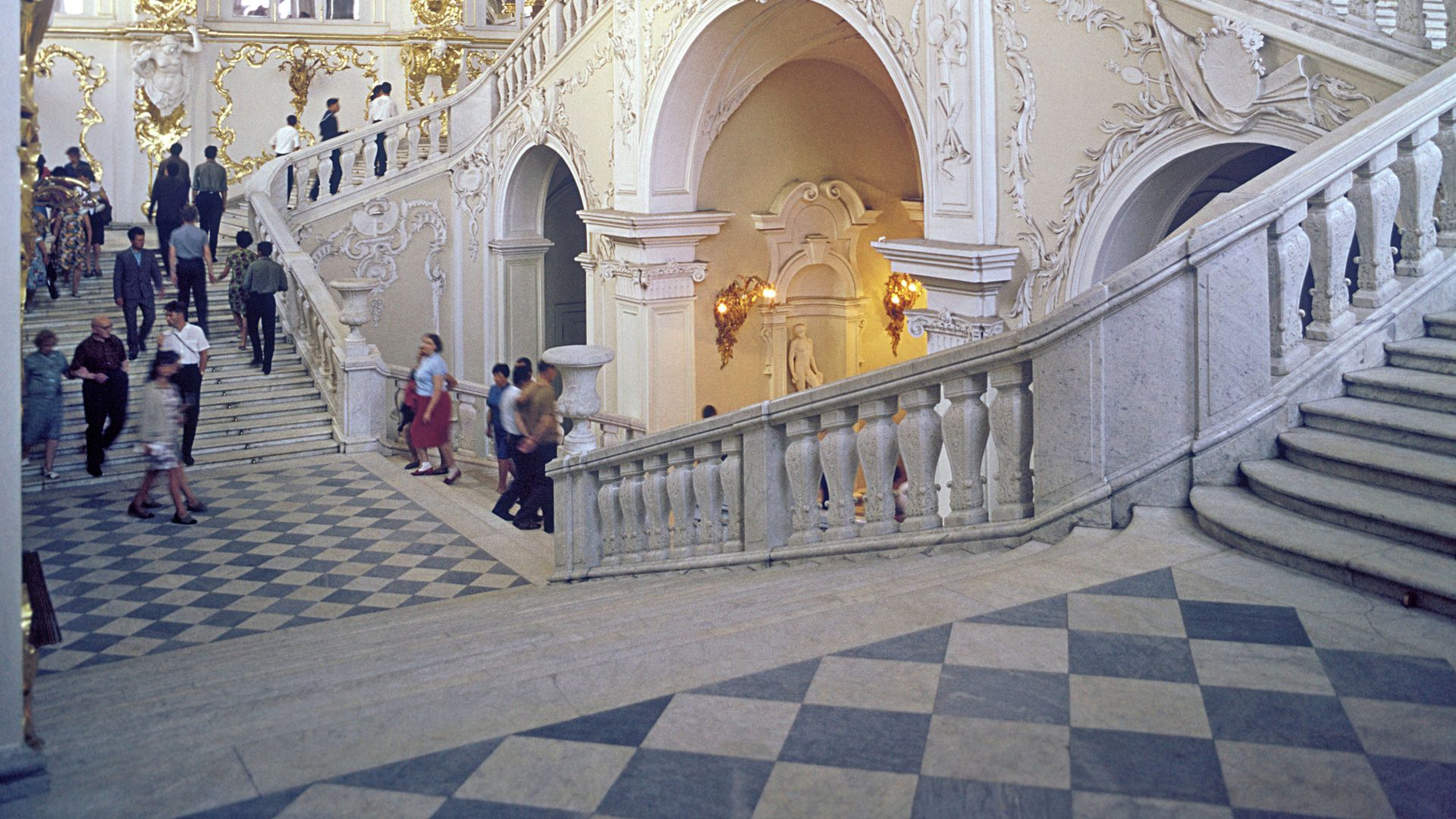 Главная лестница в Эрмитаже - РИА Новости, 1920, 17.11.2025