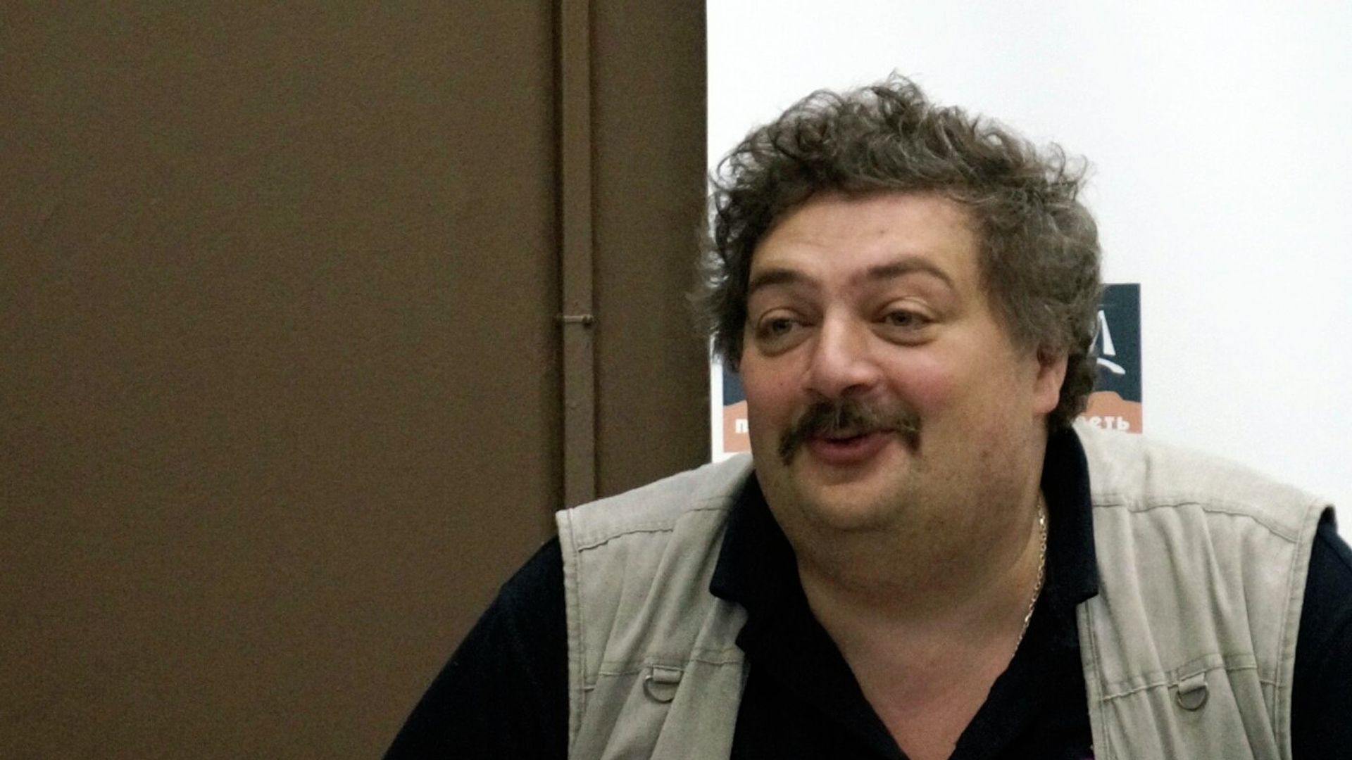 Дмитрий Быков перед проектом Господин хороший Дмитрий Быков перед проектом Господин хороший - РИА Новости, 1920, 31.03.2025