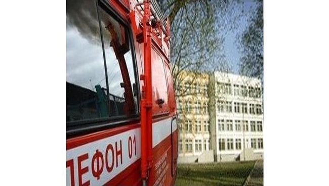 Пожарная машина у здания школы. Архив Пожарная машина у здания школы. Архив