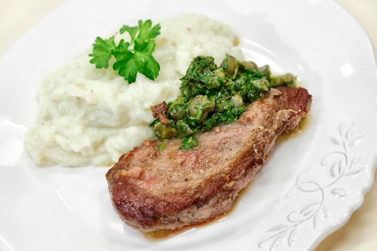 Телятина по-итальянски с соусом из каперсов и пюре из цветной капусты Телятина по-итальянски с соусом из каперсов и пюре из цветной капусты