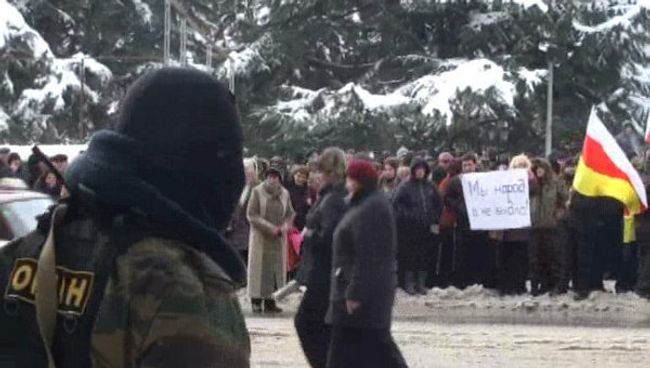 Сторонники Джиоевой несколько дней митингуют в центре Цхинвали
