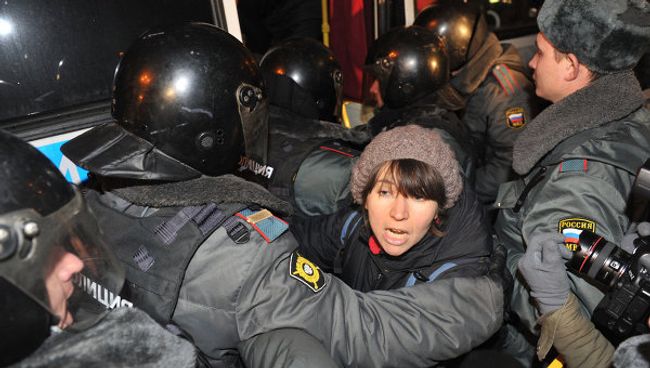 Задержание участников несанкционированной акции оппозиции на Триумфальной площади в Москве Задержание участников несанкционированной акции оппозиции на Триумфальной площади в Москве