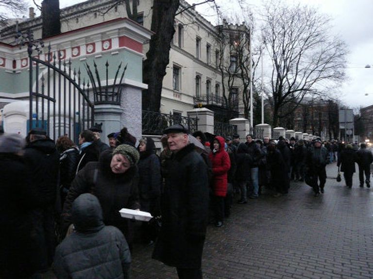 Россияне, пришедшие на выборы в Риге, стояли в очереди по четыре часа Россияне, пришедшие на выборы в Риге, стояли в очереди по четыре часа