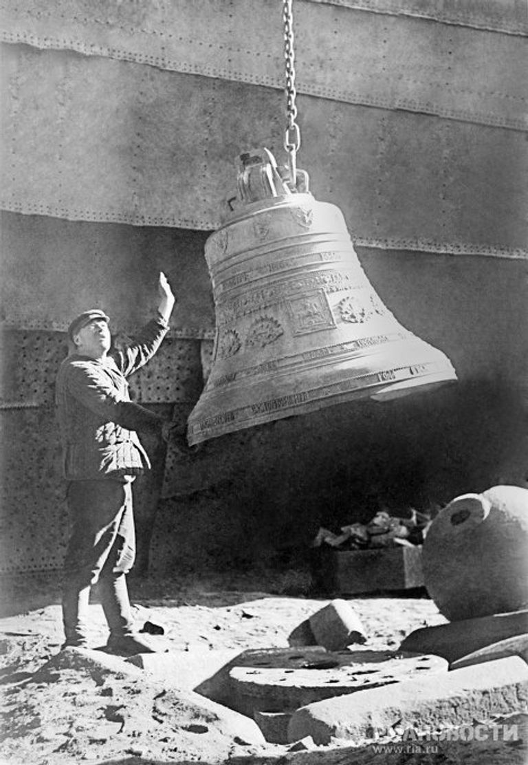 Снятие колоколов с Храма Христа Спасителя. 1930 г.