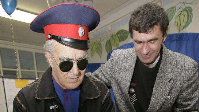Во время голосования. Архив
