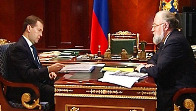 Медведев поручил Чурову проверить сведения о нарушениях на выборах Медведев поручил Чурову проверить сведения о нарушениях на выборах