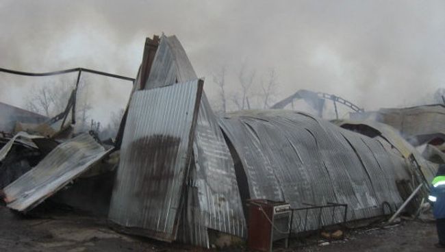 Пожар в металлическом ангаре в подмосковном Домодедово 