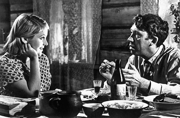 Кадр из фильма Когда деревья были большими. 1962 г. Режиссёр Лев Кулиджанов. В роли Кузьмы - артист Юрий Никулин, Наташи – артистка Инна Гулая. Кадр из фильма Когда деревья были большими. 1962 г. Режиссёр Лев Кулиджанов. В роли Кузьмы - артист Юрий Никулин, Наташи – артистка Инна Гулая.