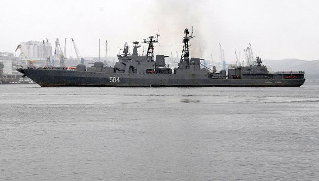 БПК Адмирал Трибуц подходит к пирсу. Архив