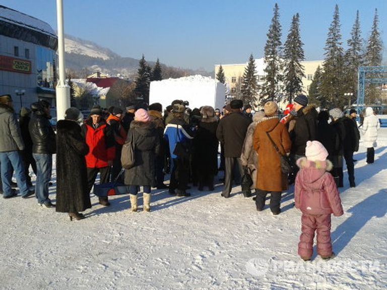 Участники акции за отмену выборов в Горно-Алтайске Участники акции за отмену выборов в Горно-Алтайске