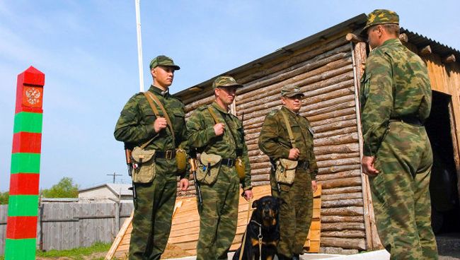 Контрактники несут службу. Архив