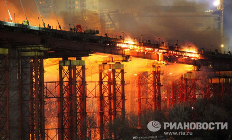 Пожар на строящемся мосту через бухту Золотой Рог во Владивостоке Пожар на строящемся мосту через бухту Золотой Рог во Владивостоке