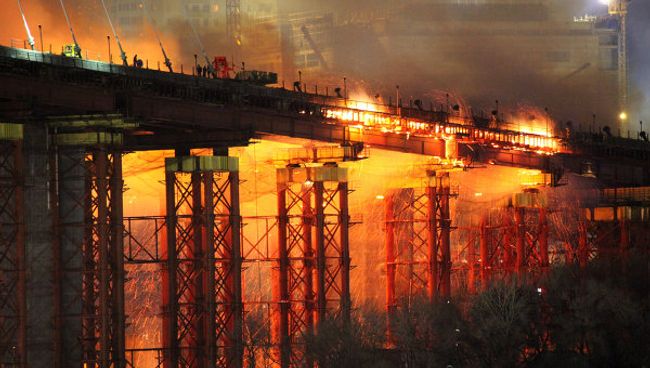 Пожар на строящемся мосту через бухту Золотой Рог во Владивостоке 