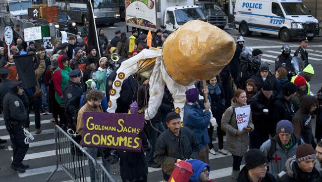 Акция протеста рядом со зданием инвестиционного банка Goldman Sachs в Нью-Йорке 
