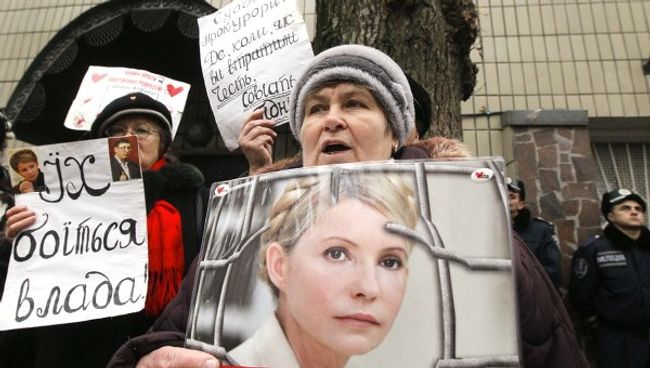 Сторонники Тимошенко штурмуют здание Апелляционного суда в Киеве Сторонники Тимошенко штурмуют здание Апелляционного суда в Киеве