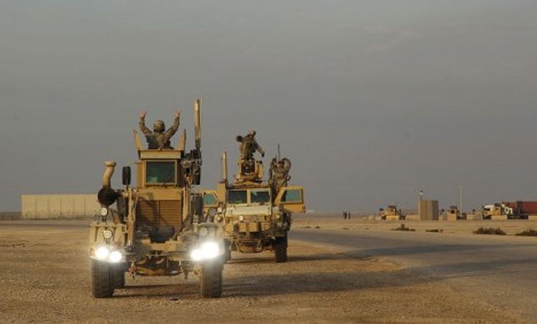 Последняя колонна войск США покинула Ирак Последняя колонна войск США покинула Ирак