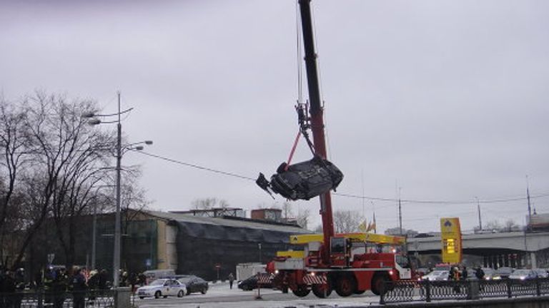 Автомобиль упал в реку в центре Москвы, водитель и пассажиры спаслись Автомобиль упал в реку в центре Москвы, водитель и пассажиры спаслись