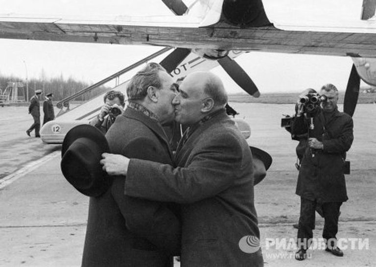 Леонид Брежнев и Тодор Живков Леонид Брежнев и Тодор Живков