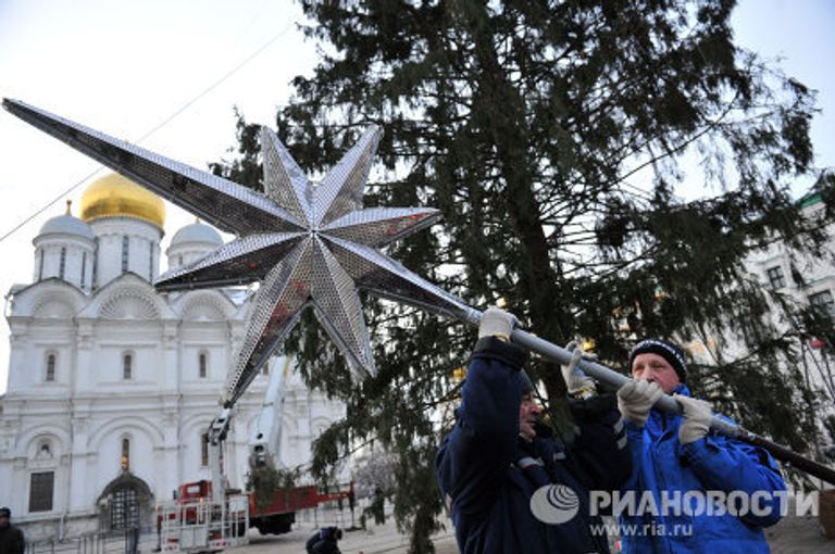 Украшение новогодней ели на Соборной площади Кремля Украшение новогодней ели на Соборной площади Кремля