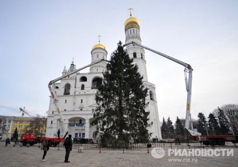 Украшение новогодней ели на Соборной площади Кремля Украшение новогодней ели на Соборной площади Кремля