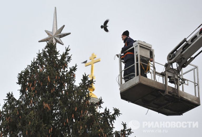 Украшение новогодней ели на Соборной площади Кремля Украшение новогодней ели на Соборной площади Кремля