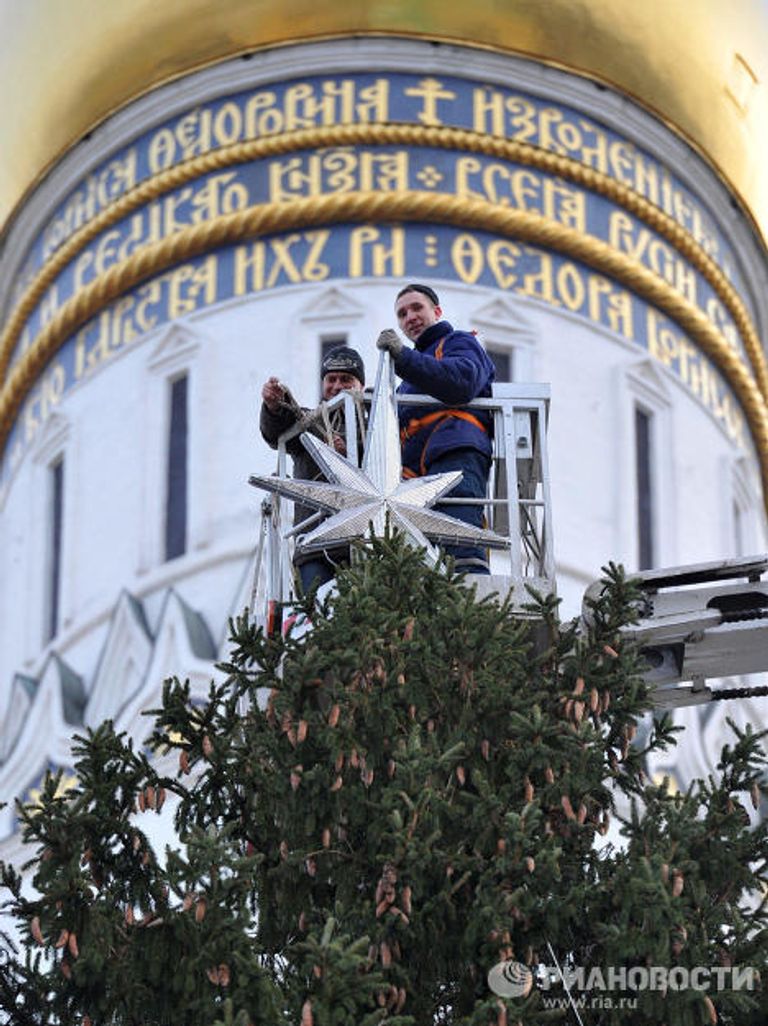 Украшение новогодней ели на Соборной площади Кремля Украшение новогодней ели на Соборной площади Кремля